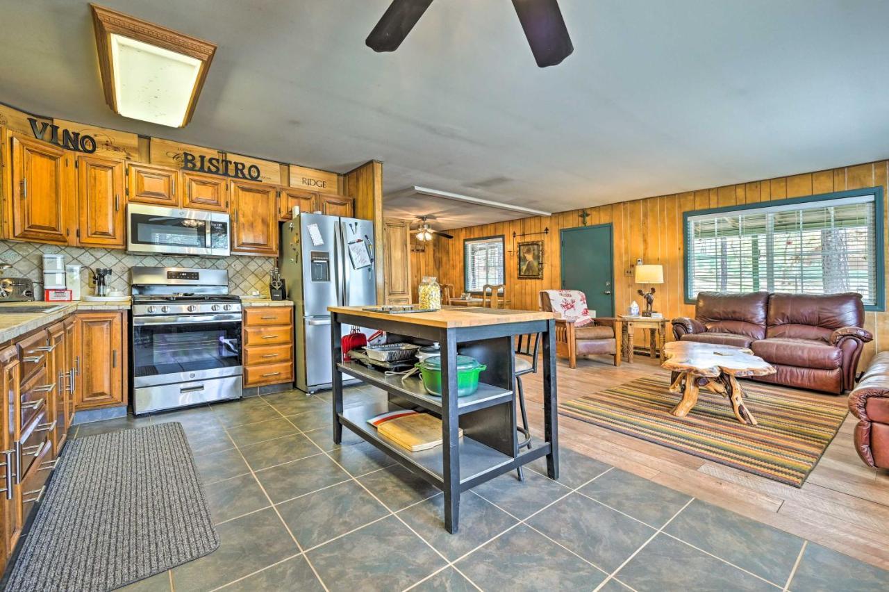 Pine Cabin In The Woods With Yard And Grill! Exterior photo